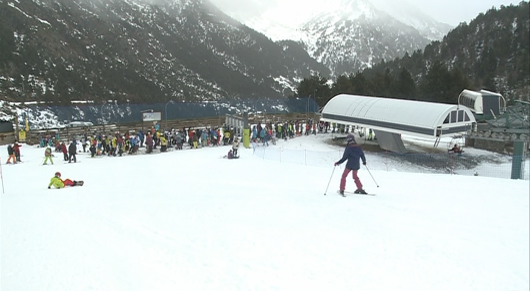 Les estacions registren prop de 90.000 esquiadors durant el pont