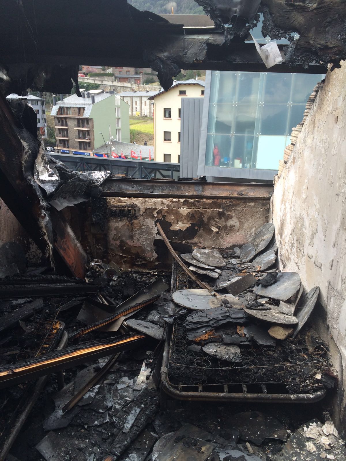 Incendi a l'edifici Tiffany's a la Massana - Marta Paixà RTVA