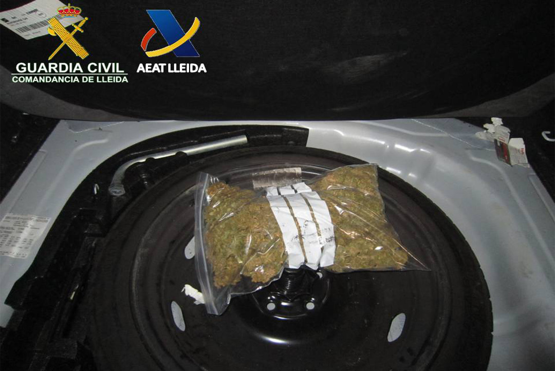 Detingut un lleidatà amb més de 300 grams de marihuana a la duana