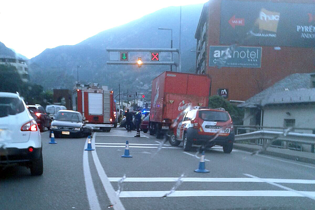 Un accident múltiple a l'avinguda Tarragona causa un col·lapse a primera hora