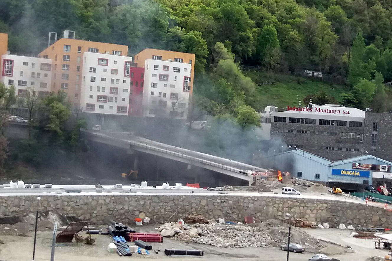 Un incendi malmet les obres de construcció del nou vial de la Borda Nova