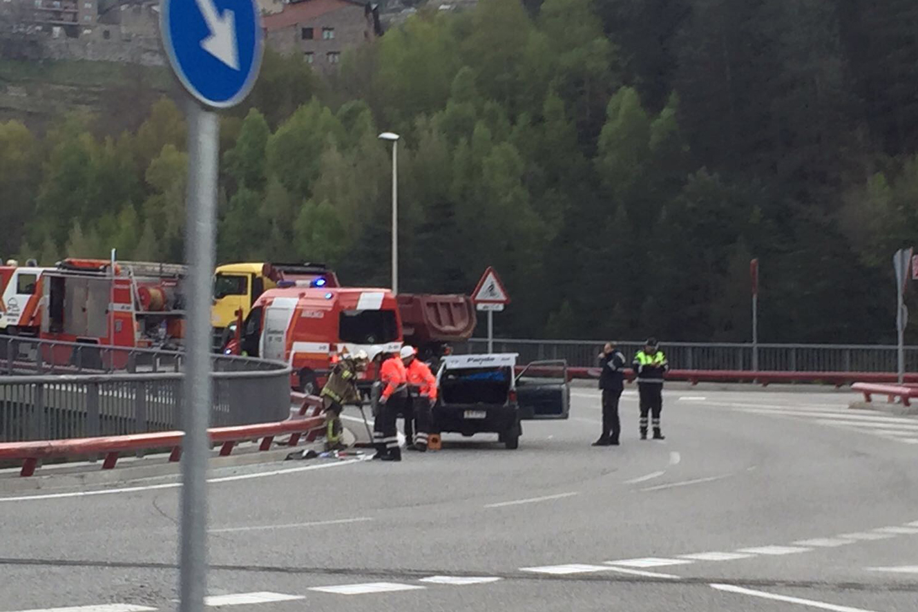 Un home de 31 anys ingressa a l'UCI després de bolcar a la rotonda oest del túnel de les Dos Valires