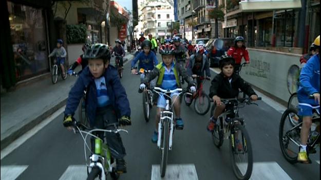 Unes 200 persones participen en la primera bicicletada laurediana