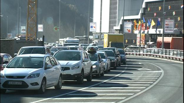 Cues per entrar a Andorra en el primer dia festiu d'aquest cap de setmana llarg de la Puríssima