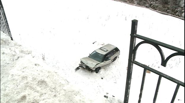 Un vehicle cau des de 10 metres a la sortida de Canillo