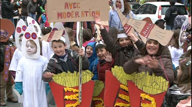 Rua de Carnestoltes a Canillo per promoure una bona alimentació