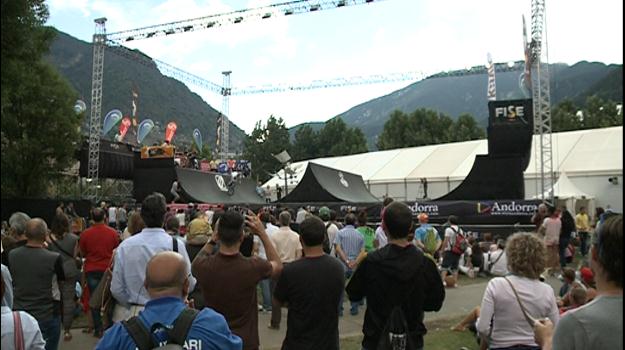 La pluja fa la guitza durant les semifinals de BMX al Parc Central