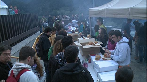 Desenes de persones assisteixen a la darrera nit del Roser d'Ordino