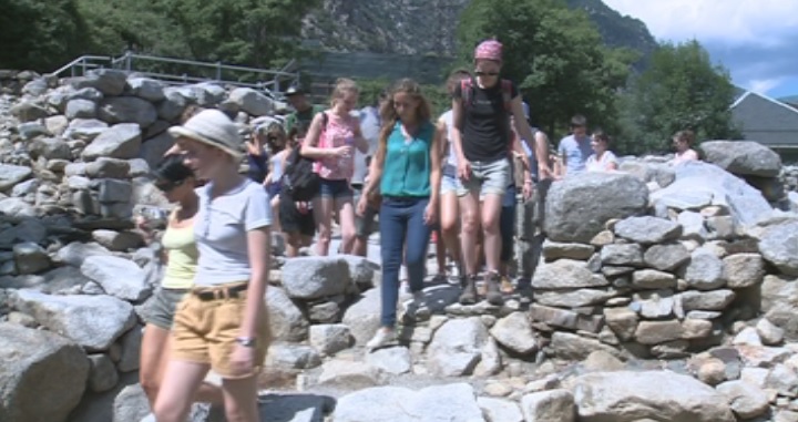 Els alumnes del Campus universitari de la llengua catalana visiten el jaciment de la Margineda