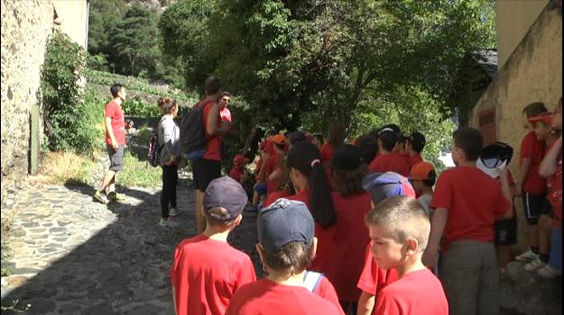 70 infants lauredians recorren el camí dels Pujols