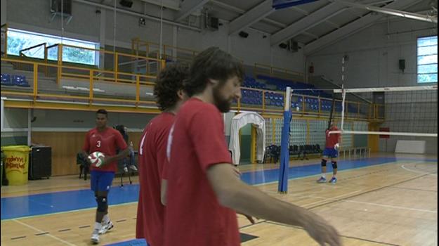 Els jugadors del Club Vòlei Andorra no llencen la tovallola i tornen a entrenar