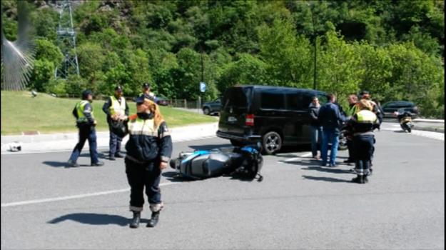 Un jove, ferit després de topar contra una furgoneta