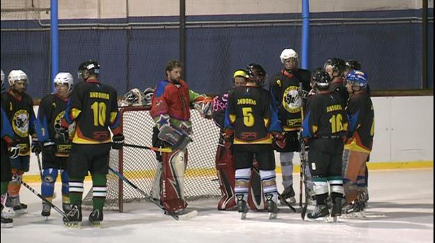 Una desena d'equips disputen el 9è Torneig Internacional d'hoquei sobre gel