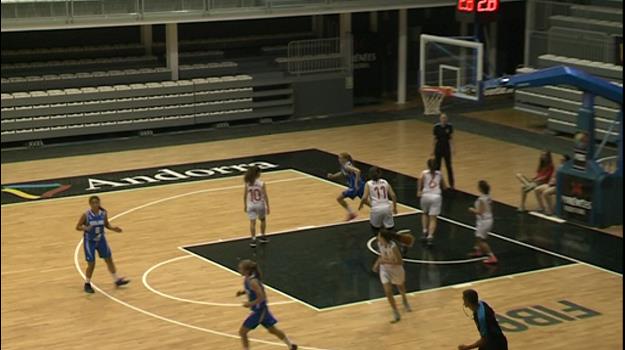 La selecció femenina sub-16 de bàsquet s´estr