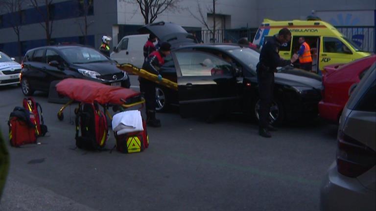 Tres ferits en un xoc en cadena entre tres cotxes a Santa Coloma