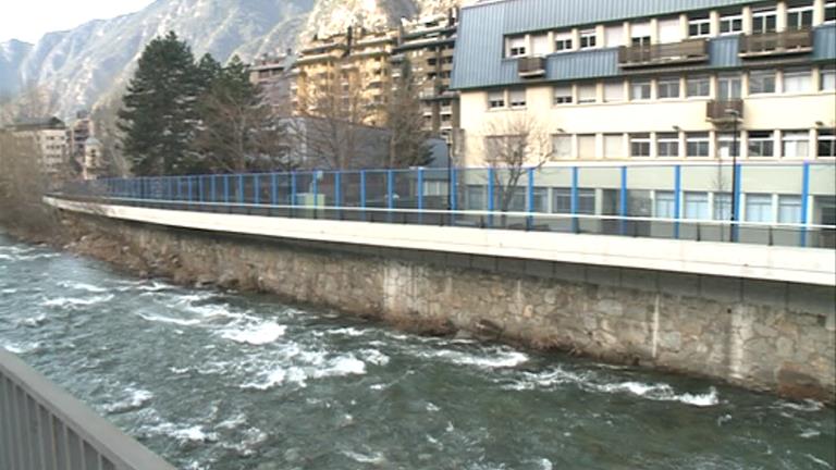 Reobre el passeig del riu a la zona del Lycée després de les obres de millora