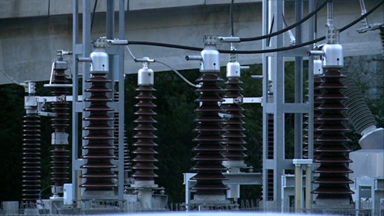 Augmenta el consum d'energia elèctrica i disminueix la producció pròpia