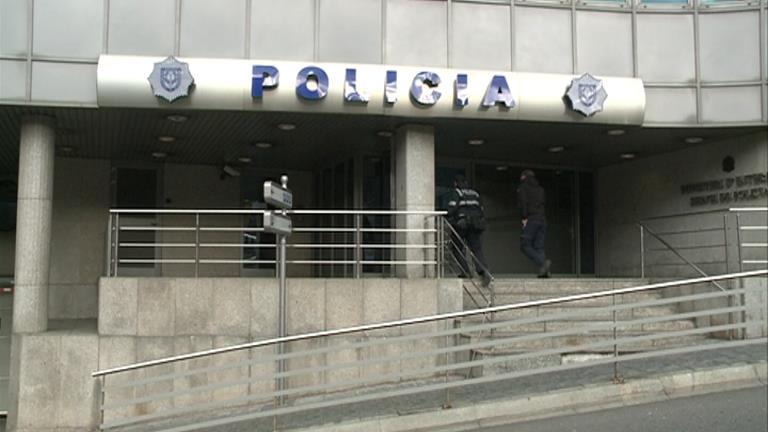 Detingut per conducció temerària després d'intentar fugir de la policia