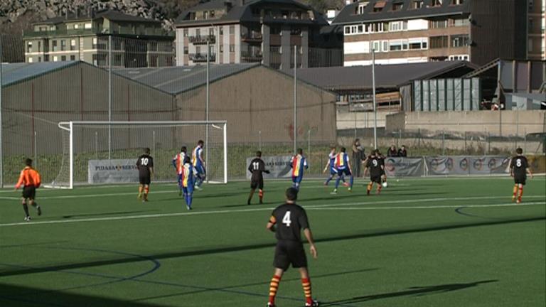 Empat del FC Andorra davant el Tona, en un partit sense gols