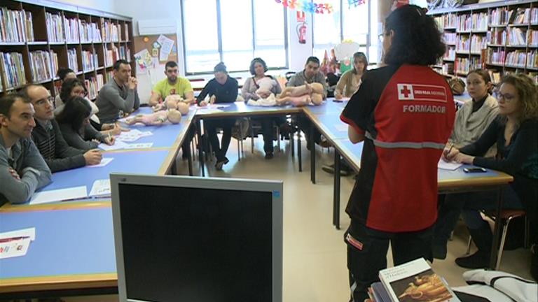 La Creu Roja organtiza un taller per ensenyar com fer primers auxilis a nadons