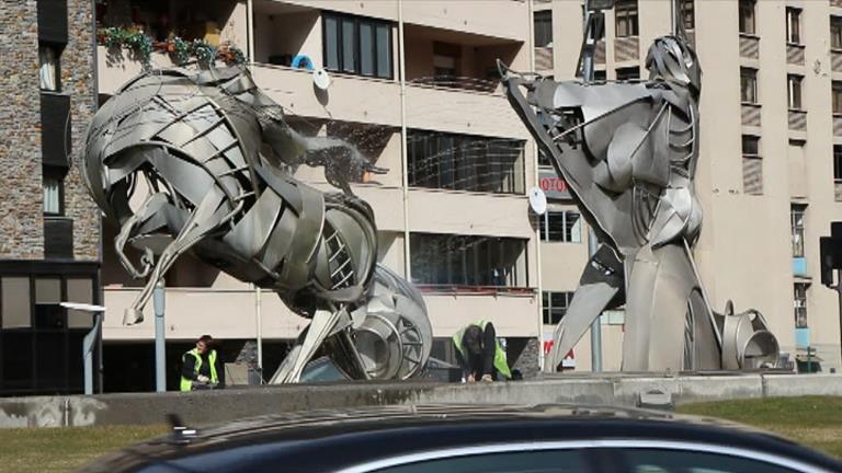 Les rotondes del país es converteixen també en aparador per als artistes