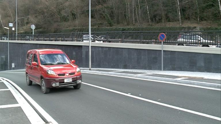 Detingut un conductor per conduir begut i xocar contra dos vehicles estacionats