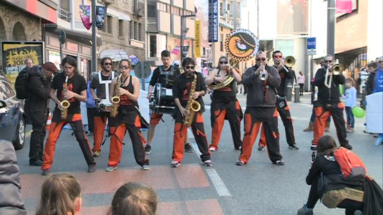 Arrenca la quarta edició del Sax Fest amb el concurs de bandes al carrer