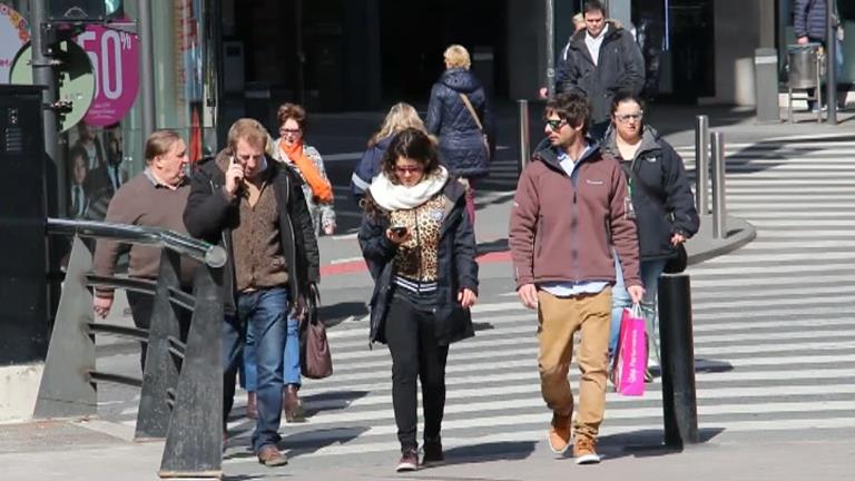 Passem entre tres i cinc hores al dia davant el telèfon mòbil