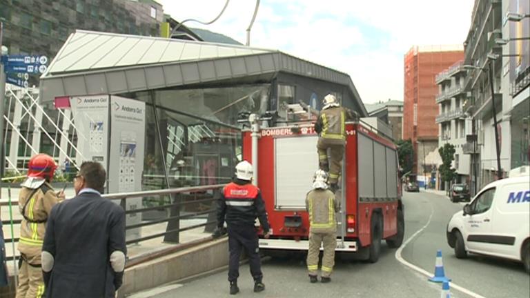 Ensurt a l'oficina de turisme d'Andorra la Vella. Un camió carreg