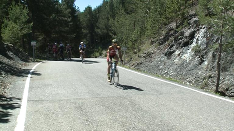 Centenars de ciclistes a les carreteres del país per emular els participants del Tour