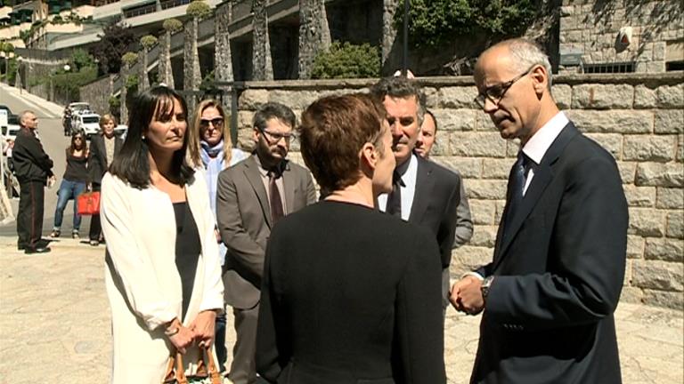 Minut de silenci a l'ambaixada de França