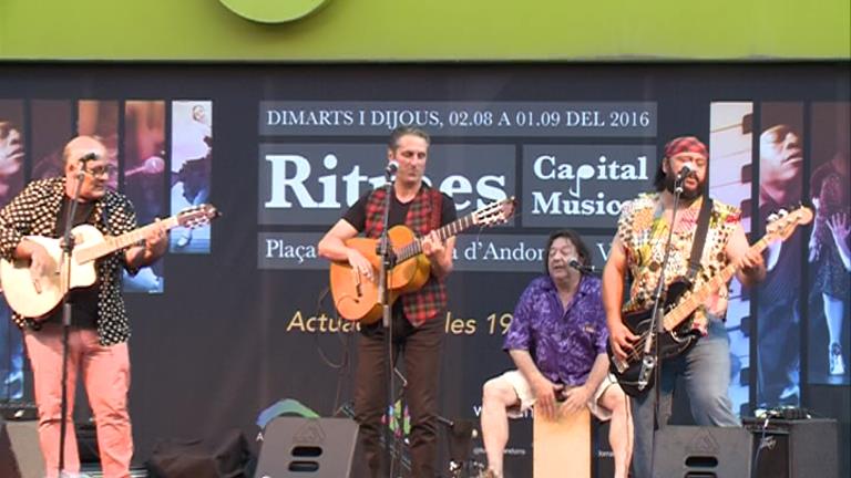 Rumba Tarumba fa ballar la plaça de la Rotonda amb els clàssics de Los Manolos