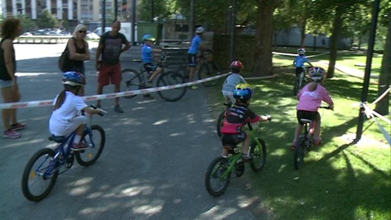 Una trentena de nens entre 3 i 14 anys gaudeixen sobre la bici a la Festa Major d'Encamp