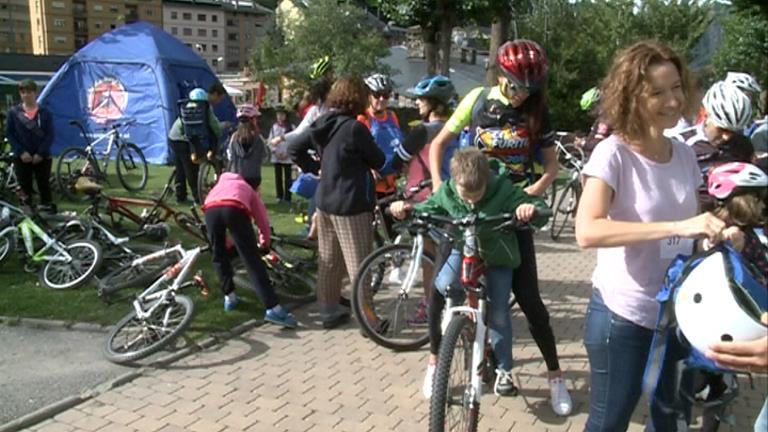 300 ciclistes celebren la 13a Bicicletada a favor d'una mobilitat més sostenible