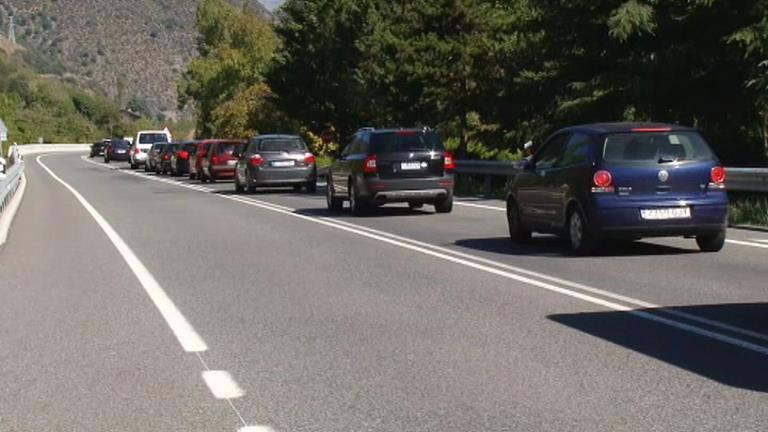 Els pagesos de muntanya protesten a la Seu per les retallades i generen 9 km de cua