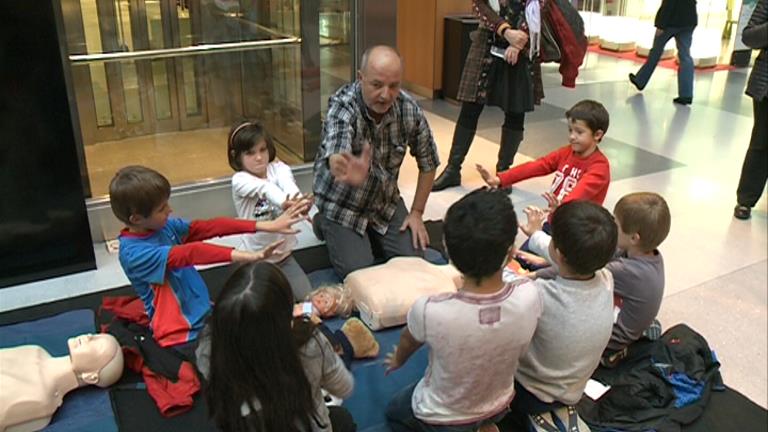 Els especialistes recomanen que els infants també aprenguin a fer maniobres de reanimació