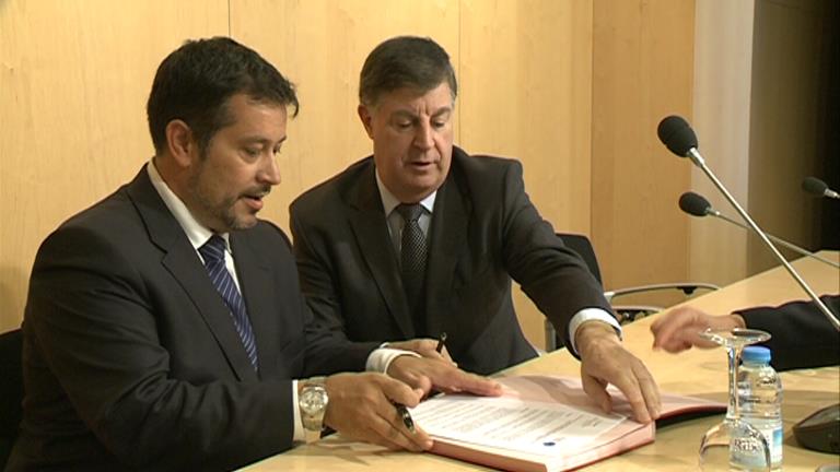 Advocats i psicòlegs signen un conveni per ordenar les actuacions dins dels processos judicials