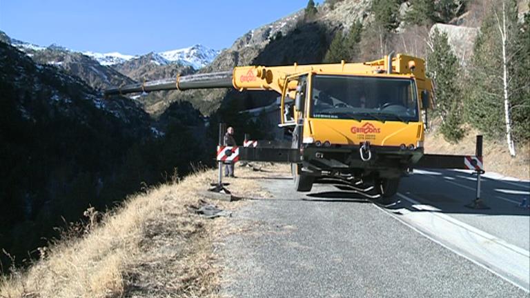 Una grua enretira amb dificultats el vehicle estimbat a Arcalís