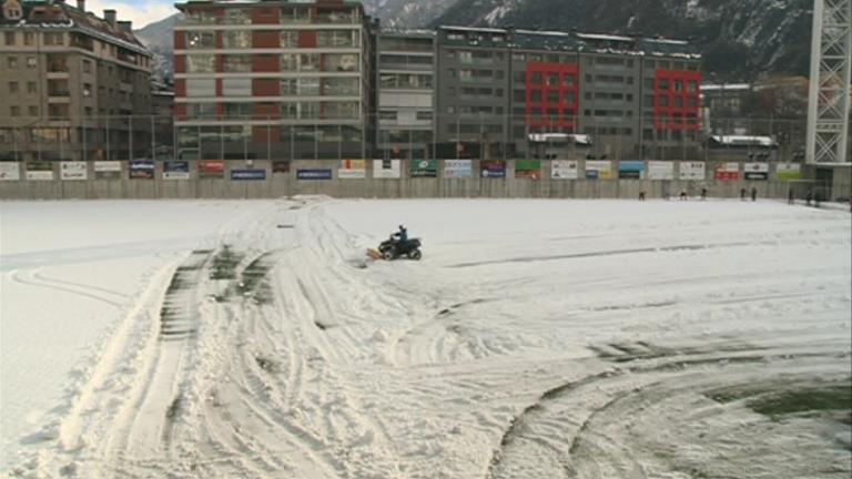 El VPC canvia la pilota per les pales per deixar l'Estadi lliure de neu