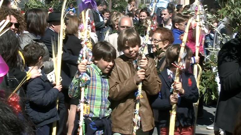 Multitudinària benedicció de palmes i palmons el Diumenge de Rams