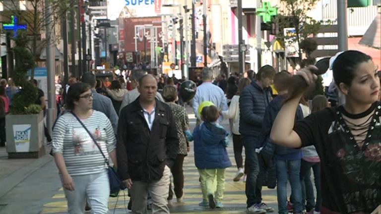 Els primers visitants de Setmana Santa ocupen els eixos comercials