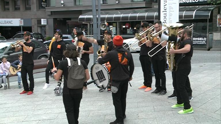 Les xarangues i bandes de carrer del concurs del Sax Fest escalfen motors amb els turistes