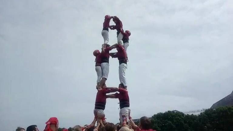 Els Castellers d'Andorra aixequen les seves millors construccions a París