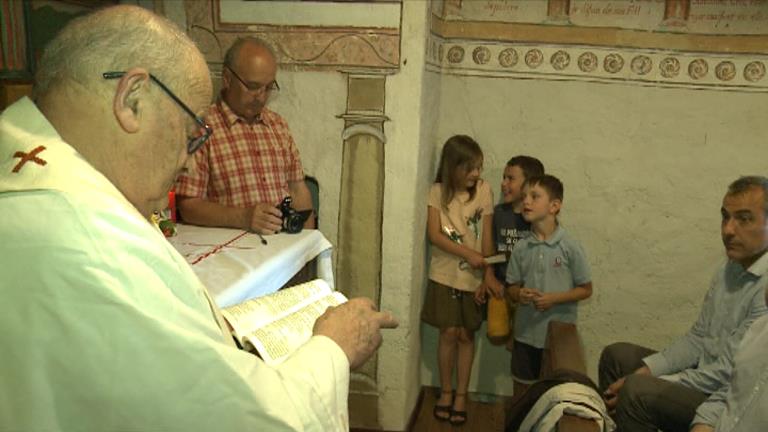 Els fidels s'apleguen a l'església de l'Aldosa per commemorar la festa de sant Antoni