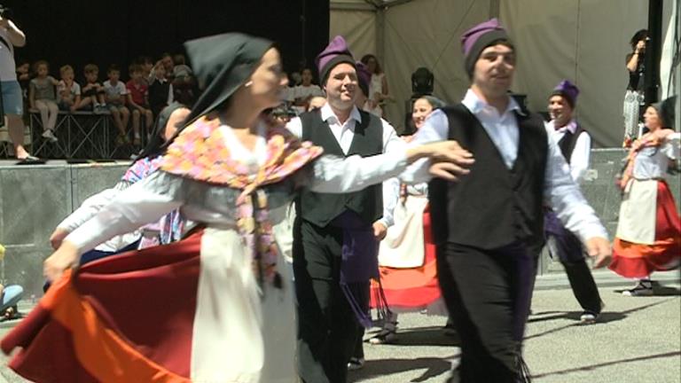 La tradicional plega de roses marca la segona jornada de les festes d'Ordino