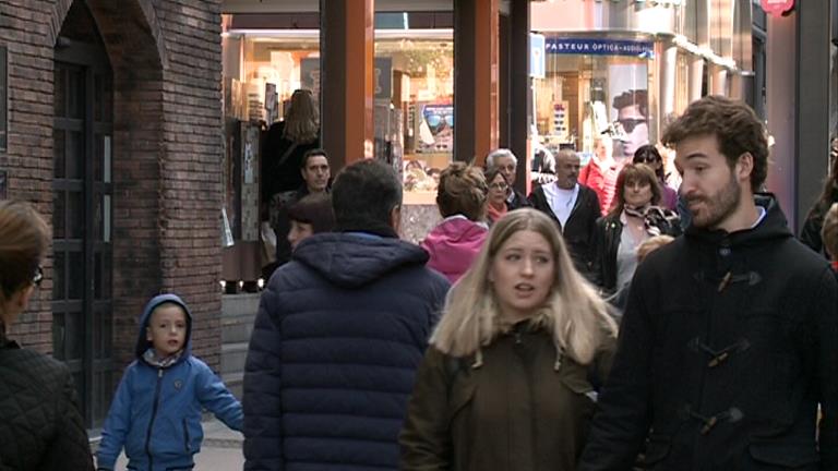 El sol acompanya els turistes en la segona jornada de l'Andorra Shopping Festival