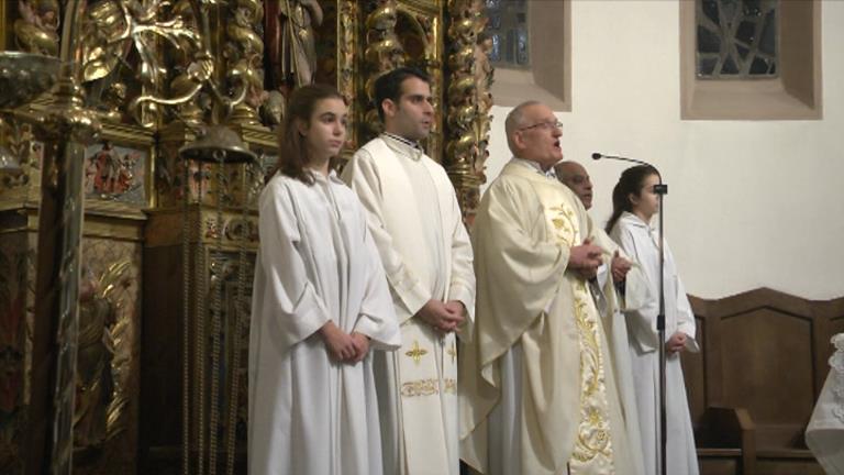 La missa del Gall omple de gom a gom l'església de Sant Esteve