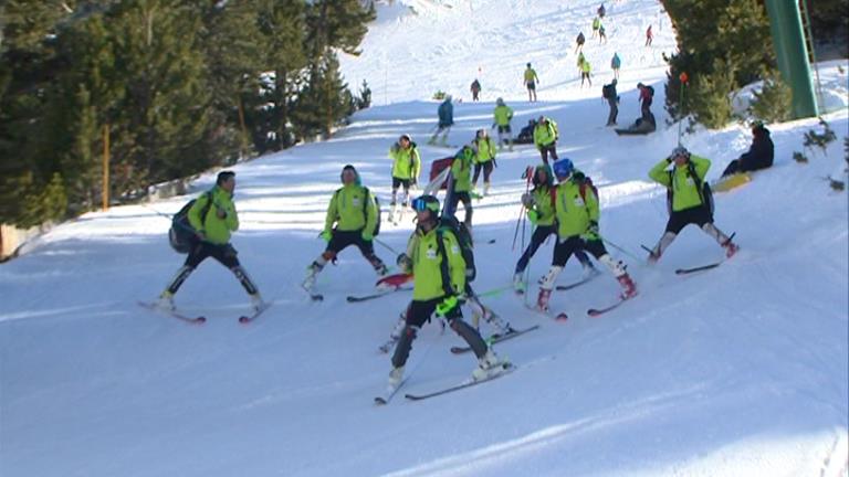 Els joves andorrans celebren els quatre primers podis en la desfilada d'inauguració del Borrufa