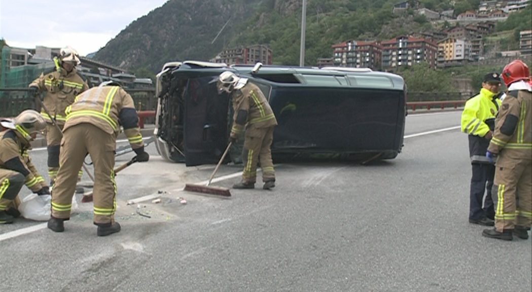 Aparatós accident aquesta tarda a la carretera de l'Obac. Un 4x4,