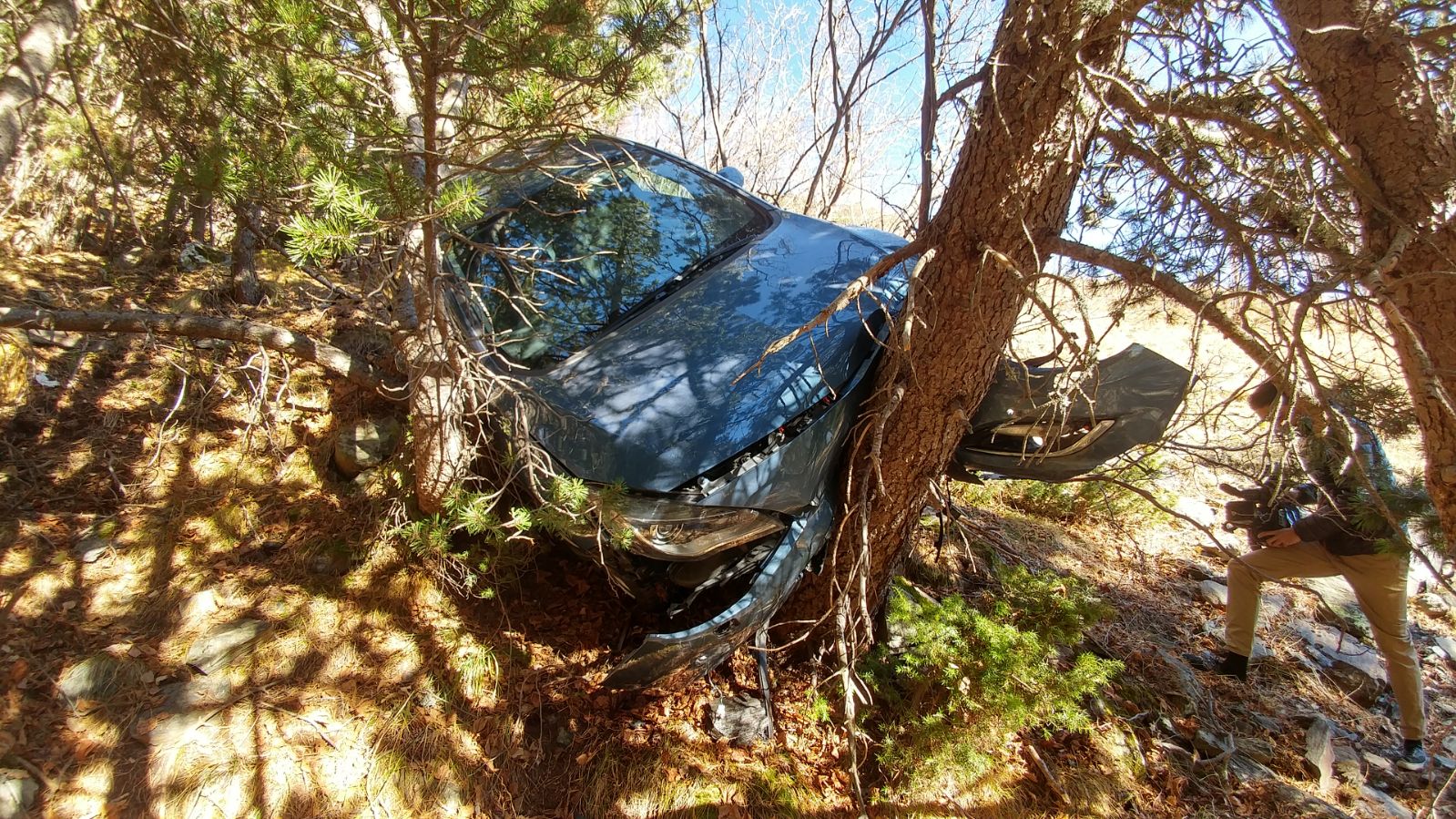 Cau un vehicle pel barranc a la carretera d'Arcalís